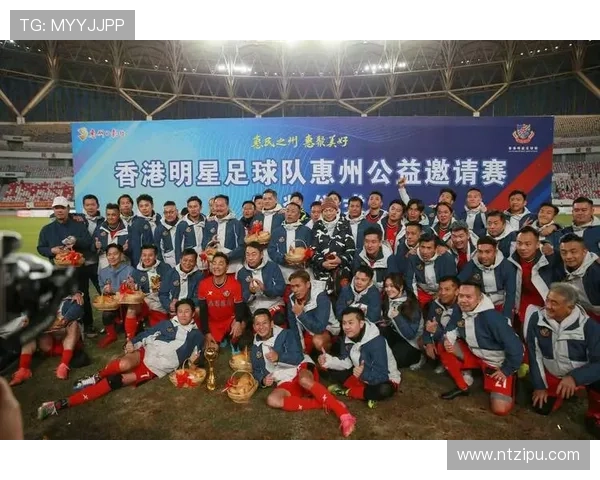 踢足球明星摆手视频引发热议球迷们的欢呼与期待交织在一起 踢足球明星摆手视频引发热议球迷们的欢呼与期待交织在一起